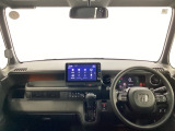 フロントガラスが大きく、ワイドな視界で運転もしやすくなるように設定されています。