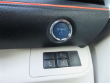 プッシュスタートのボタンがとても運転席から見やすい位置にあります。ドライバーから見えにくいところにあるクルマが多いんですよね。それだけでイライラしちゃう。このクルマなら解決です!