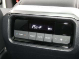 【オートエアコン】車内温度を感知して自動で温度調整をしてくれるのでいつでも快適な車内空間を創り上げます!どの席に座っても快適なドライブが楽しめます♪