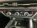 運転席/助手席シートヒーターで寒い日もすぐに温かくなり快適に過ごせます。3段階の温度調整が可能です