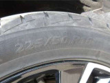 タイヤサイズは、225/50R18です。