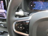 ステアリングホイールの左側ボタンを使用すると、車両の運転者アシスト機能を操作できます。