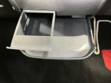 引き出し式のトレイとカップホルダーが付いているので便利です♪