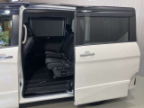 【両側オートスライドドア】子供を乗せたりするのにも隣の車を気にせずストレスフリー★雨の日などはリモコンキーからドアの開閉ができてとても便利な両側オートスライドドア★