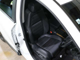 程よい硬さとホールド性が高いシートで長時間運転も快適です。