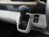 インパネシフトだから視線の移動も少なく足元もスッキリ。運転席もゆったりしているのでゆとりを持ってドライブできますね。