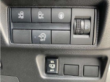 アイドリングストップ。停車時にブレーキを踏むだけでエンジンがストップ。さらに、発進時にはブレーキから足を離すだけでエンジンを始動します燃費を向上させます。ON/OFFスイッチにより切り替える事も可能です。