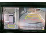 パノラミックビューモニター付きです。車両を上から見たような映像をディスプレイオーディオ画面に表示。運転席からの目視だけでは見にくい、車両周辺の状況をリアルタイムでしっかり確認できます。