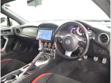 オシャレなインテリアで運転する気分も盛り上がりますよね^^