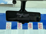 後席に同乗者がいる際の後方視界を確保するスマートルームミラーです。 もちろん電源オフ時には通常のルームミラーとして利用できます。