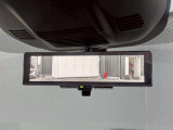 インテリジェントルームミラー搭載で、車の後方に設置されたカメラ映像を映し出してシートバックやヘッドレスト、同乗者に視界が遮られることがなく視認性が非常に良いです