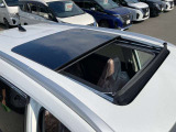 開放感の大型サンルーフを装備!車内を明るく照らし、気持ちの良い風を感じながらドライブをお楽しみいただけます。