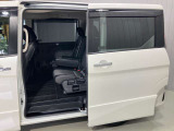 【両側オートスライドドア】子供を乗せたりするのにも隣のお車を気にせずストレスフリー★雨の日などはリモコンキーからドアの開閉ができとても便利な両側オートスライドドア★