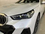 LEDヘッドライト 先進のLEDテクノロジーを採用。キセノンライトを上回るコントラストで明るく輝きます。夜間や悪天候時の日中でも優れた視野性を発揮し安全性と快適性を高めます。