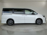 両側パワースライドドア付きだから、狭い駐車スペースなどでの 乗り降りラクラク!小さなお子さまのいるご家庭には嬉しい装備。