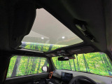 【ガラスルーフ】ガラスルーフ搭載で車内の解放感が一気にアップ!開放的なドライブをお楽しみいただけます。