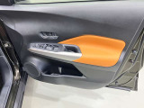 【運転席ドア】ボトルホルダーや収納ポケットが付いているので運転席周りもスッキリ保てます★