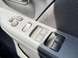 【電動格納ミラー】サイドミラーは電動格納式となっており、狭い駐車場でもキズがつくリスクを抑えられます。
