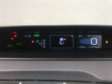 とっても見やすいメーターです。夜間時はラグジュアリーな気分にさせてくれる照明が魅力ですので、夜のドライブも楽しみになりますよ♪