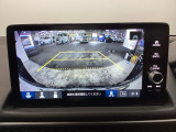 バックギアに入れますとご覧のような画像に自動的に切り替わります。車庫入れ時に役立ちます。