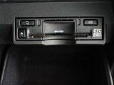 運転席お膝元にETCカード挿入口がございます。