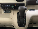 CVT車のセレクトレバーです。低速から高速まで、変速ショックのないスムーズな走りを実現するとともに、エンジン効率のよい領域を維持することで燃費にも貢献します。