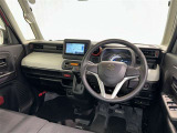 運転席まわりです。 各操作スイッチは使いやすい位置に配置されてます。