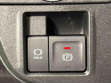 指先だけで簡単に操作が可能な電動パーキングブレーキを採用。「HOLD」スイッチを押すと、渋滞や信号待ちなどでブレーキペダルから足を離しても、ブレーキを保持するので安心です