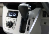 インパネシフトだから視線の移動も少なく足元もスッキリ♪運転席もゆったりしているのでゆとりを持ってドライブできますね!