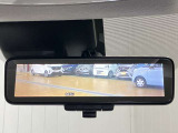 【インテリジェント ルームミラー】車両後方のカメラ映像をミラー面に映し出すので、車内の状況や、天候などに影響されずいつでもクリアな後方視界が得られます!