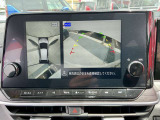 アラウンドビューモニターは車の全方位をカメラで映しだして障害物や人を確認、周りの状況を確認しながら安全に駐車できる便利な装備になります。