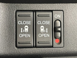 運転席右側に電動スライドドアのスイッチがついています。