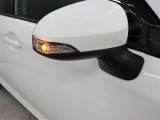 サイドターンランプ付きドアミラー。車両のドレスアップと右左折時の被視認性を兼ね備えたお洒落なミラーです。