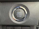 エンジンスタートボタンです。キーが車内にあれば、エンジンの始動・停止はブレーキを踏んでスイッチを押すだけ!キーを取り出す手間を省き、ワンプッシュでエンジンを操作するので簡単でスムーズです。