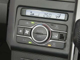 【オートエアコン】車内温度を感知して自動で温度調整をしてくれるのでいつでも快適な車内空間を創り上げます!どの席に座っても快適なドライブが楽しめます♪