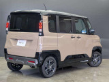 「DELICA」ロゴが映える個性的で頼もしいリアデザイン。高めの車高とアンダーガード風のバンパーがアクティブな印象を与えます。