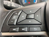 ステアリングオーディオコントロールスイッチ。オーディオの音量、ラジオ/テレビのチャンネル選局等をステアリングから手を離す事無く操作する事が出来ます。
