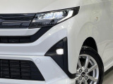 【LEDヘッドライト】悪天候や夜間走行時も良好な視界を確保し安心して運転できる高輝度LEDヘッドライトを装備!点灯速度が早く、消費電力も抑えられています。