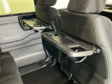 前席背面には格納式のテーブルも装備。食事やスマホ・タブレットでの動画視聴など様々な用途で活躍します。サイドにはちょっとした荷物がかけれる便利なコンビニフック付きです。