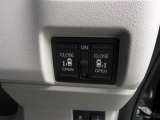 両側電動スライドドア。荷物で手が塞がる時など簡単にドアの開閉が出来ます。何より力いらずで開閉OK。女性やお年寄りにも優しい。電動機能はOFFにもできますから元気なお子様の駆け出しも安心。