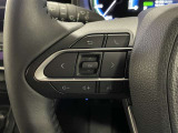 マルチインフォメーションディスプレイ内の表示切替や運転支援機能、オーディオの操作をステアリングから手を放さず行うことができ、運転に集中できます。