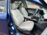 広く快適な運転席周りでレザーシート仕様です。