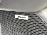 【BOSEサウンドシステム】メーカーオプションの高品位サウンドシステムを搭載。専用のチューニングが施された大小様々なスピーカーから良質なサウンドが奏でられ、臨場感あふれる音響空間を演出します。