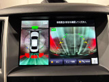 アラウンドビューモニターは真上から見下ろした様に車の周囲を表示することで、駐車時の安全性と利便性を高めます。