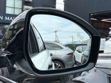 【ブラインドスポットアシスト】車線変更時に目視できない車を検知すると、検知した側のミラーに警告ライトが点灯。更にステアリングを制御し、アシストします。