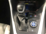 電動パーキングブレーキを搭載。スイッチ操作でパーキングブレーキを作動・解除することが可能ですので、操作の力が不要ですよ♪