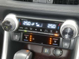 【オートエアコン】車内温度を感知して自動で温度調整をしてくれるのでいつでも快適な車内空間を創り上げます!どの席に座っても快適なドライブが楽しめます♪