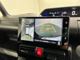 バックカメラがしっかり映るので、後ろが見やすく安心して駐車できます。お子さまの送り迎えや買い物でも心強いポイントです。