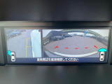【フロント&サイドカメラ】ドライバーから見にくい死角部分を映像で確認できる前方と左側面にカメラを装着。見通しがきかない場所や住宅密集地などを運転することが多い人におすすめの安心装備です。