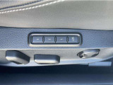 運転席シートは電動アジャストタイプ。メモリープリセット機能付きなのでご家族で運転交代される際も、ポジション調整の手間がかかりません。
